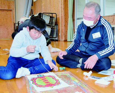 伝統ある「酒田凧」作りに挑戦する新堀小児童とお年寄り