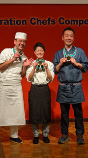 グランプリの佐藤さん（中央）と準優勝の齋藤さん（左）、審査員特別賞の水口さん