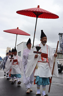 鶴岡市内に師走の訪れを告げる出羽三山神社の「松の勧進」＝1日午前
