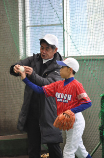 元プロ野球選手・監督の工藤さん（左）が子どもたちへ熱心に指導した