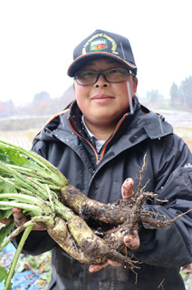 「宝谷かぶ」を収穫した峻さん。若い担い手として伝統野菜を守り続ける