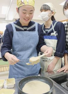 ごま豆腐作りに挑戦する生徒
