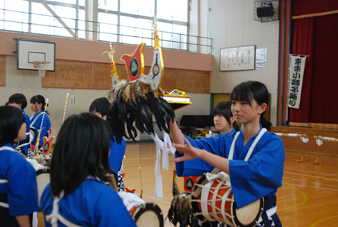 6年生が下級生に獅子頭の引き継ぎを行った