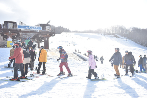 オープン初日を迎え、多くのスキーヤーたちでにぎわった湯殿山スキー場