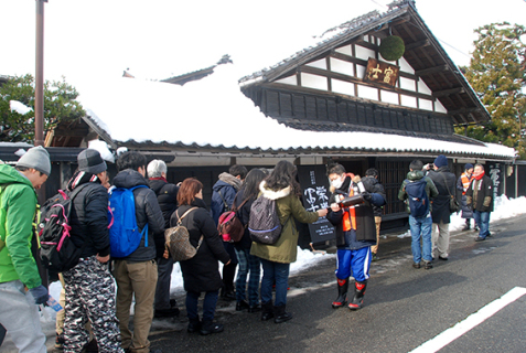 左党の人気を集める「大山新酒・酒蔵まつり」が来年2月、4年ぶりに開催される＝2020年2月