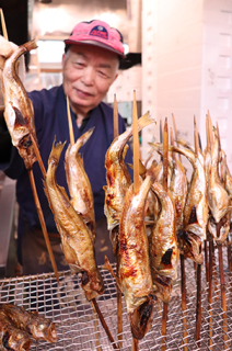 大黒様にお供えするハタハタ焼きに大忙し＝9日午前、坂尾鮮魚店