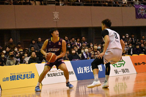 地元ファンを沸かせた酒田市出身の齋藤選手（左）