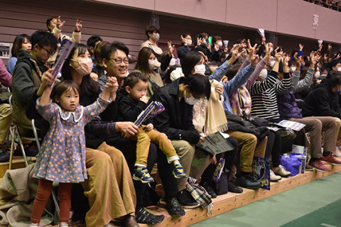 庄内初の公式戦に多くのファンが駆け付け、選手を後押しした