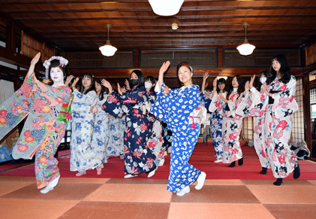 小鈴姐さん、舞娘の鈴千代さんから「酒田甚句」を習う浴衣姿の台湾の生徒たち＝11日午後、相馬樓