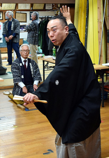 五十嵐座長（左）のつけ打ちで創作歌舞伎を披露する橋吾さん