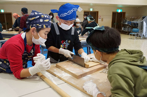 そば打ちに挑戦する立川小の3年生