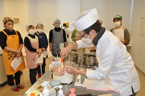 延味さん（右）がタラの身をフードプロセッサーにかけ、つみれにする料理法を実演