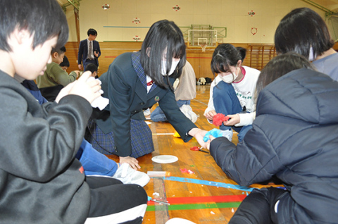 朝暘五小の児童と鶴岡東高の生徒が花飾り制作を通じて交流した