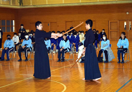 剣道の演武に見入る烏日国中の生徒たち＝24日、酒田・東部中