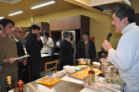 比嘉さん（右）が大豆や豆乳の加工品を使い、ビーガン対応の料理を披露した