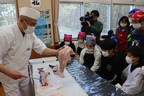 大野調理長のマダラの解体を興味深げに見る子どもたち