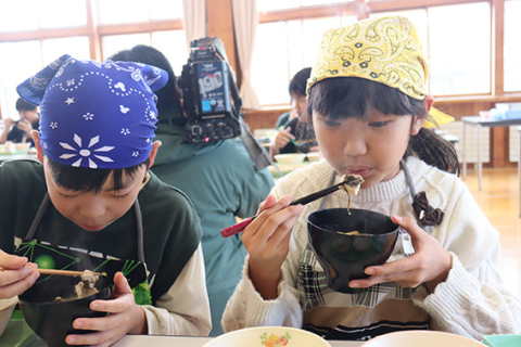 天然の岩ノリを入れた出来たての寒鱈汁を味わった