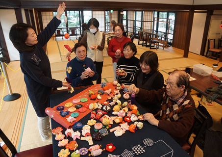 細工物を確認する庄内傘福研究会メンバー