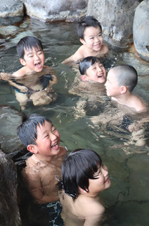 露天風呂で入浴体験を楽しむひばり保育園の園児たち＝竹屋ホテル