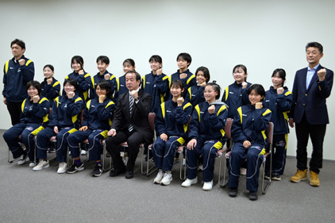 富樫町長（前列中央）に健闘を誓う余目女子スポ少の選手たち