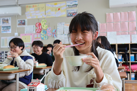 「とてもおいしい」―。ベビーホタテが入ったシチューに笑顔＝あさひ小