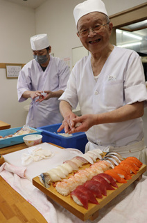 参加者の「お代わり」に大忙しの川上店主（右）と矢島さん