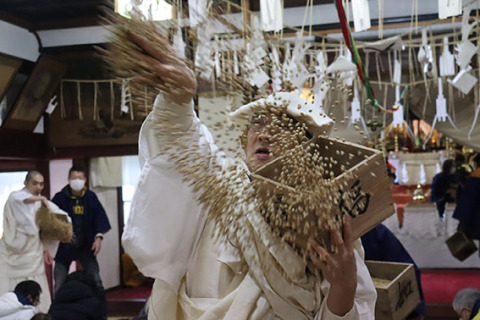 威勢よく福豆をまく守山住職