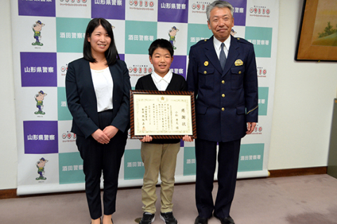 道に迷った高齢者を保護した小松孝太君（中央）。左は母親の沙織さん