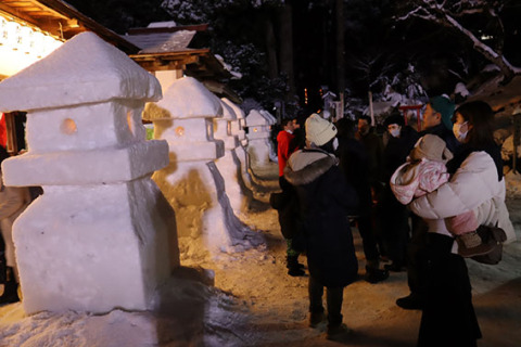 大勢の家族連れが訪れ、雪灯籠の幻想的な景観とまつりを楽しんだ