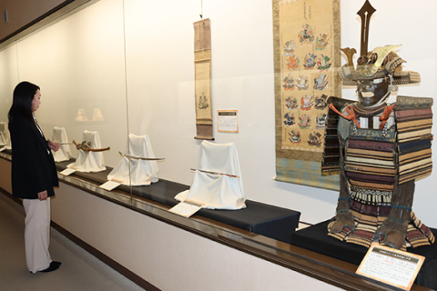 国宝の太刀二振りなど「大名酒井家」の名宝の数々が展示されている