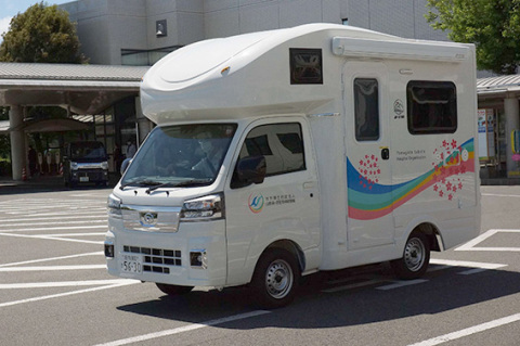日本海総合病院を出発する診療車両