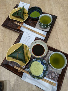 ogawa en cafeが提供する笹巻セット。上が抹茶糖を使ったメニュー