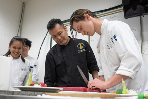 ハワイの大学生や料理人に鮮魚の扱い方を伝える須田料理長（中央）