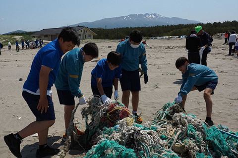 西浜海岸で清掃活動を行う児童生徒ら