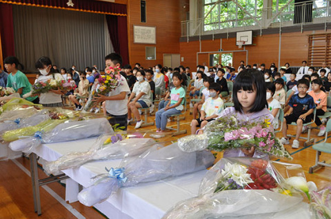 各学年代表の児童が献花台に花を手向け、犠牲者の冥福を祈った