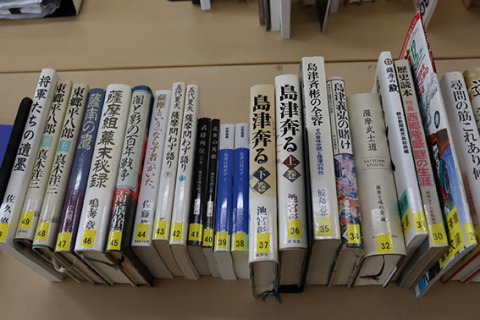 松尾さんが寄贈した蔵書の一部。生徒たちがラベリングとリスト作成を行った