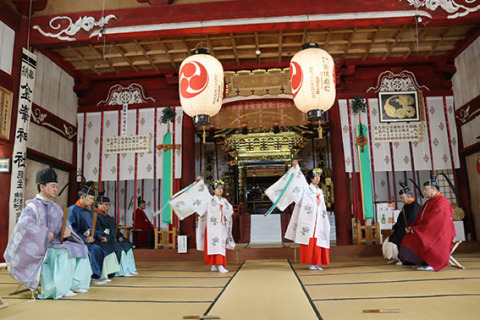 巫女姿の女児2人が、例大祭神事で倭舞を奉納した