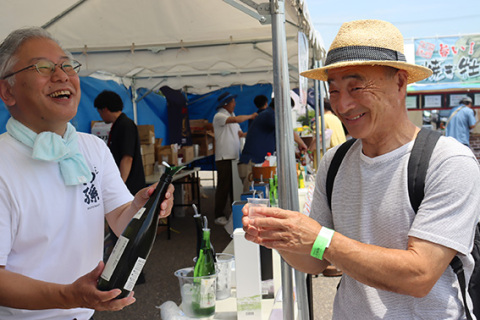 地酒の飲み比べを楽しんだ＝22日