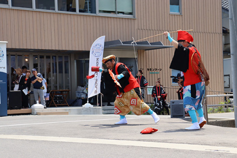 1周年を祝って披露された伝統芸能「加茂泊町大黒舞」