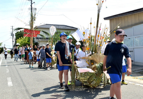 五穀豊穣などの願いを込め地区内を練り歩いた虫送り