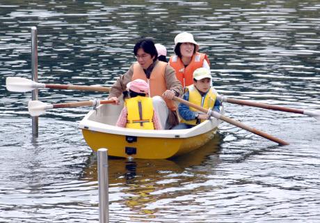 家族連れらがさっそく湖面に繰り出した