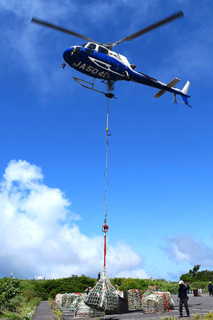 ヘリコプターが山頂直下と7合目の小屋へピストン輸送で食料などを運んだ＝大平駐車場