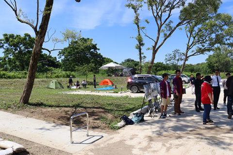デイキャンプスペースを備え三川橋下の河川敷に整備された親水広場。27日にオープニングイベントが行われた