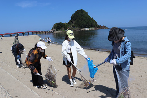 由良海岸でクリーン作戦を繰り広げる各縫製会社の外国人技能実習生