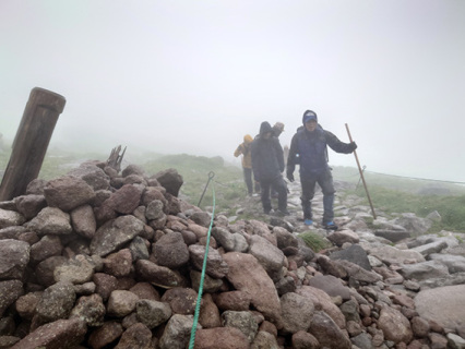 悪天候の中、懸命に山頂を目指す登山者たち＝1日午前、月山9合目付近