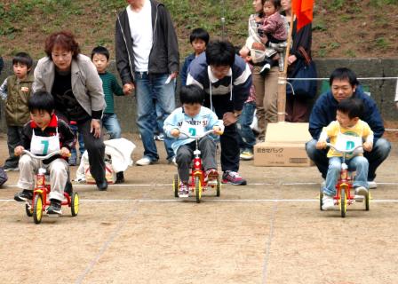 ゴールを目指し、子供たちがペダルをこいだ＝酒田市こどもまつり