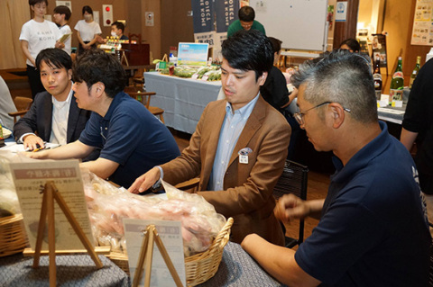 首都圏のバイヤー（中央）と商談する事業者