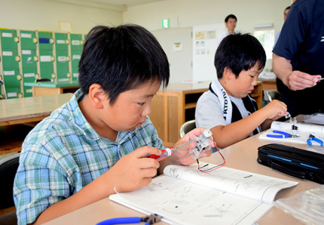 児童・生徒たちがロボット製作に挑戦