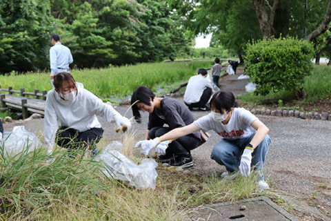 鶴岡「小さな親切」の会のクリーン大作戦で除草作業を行う参加者