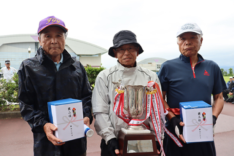 左から準優勝の佐藤さん、優勝カップを持つ齋藤さん、3位入賞の石沢さん